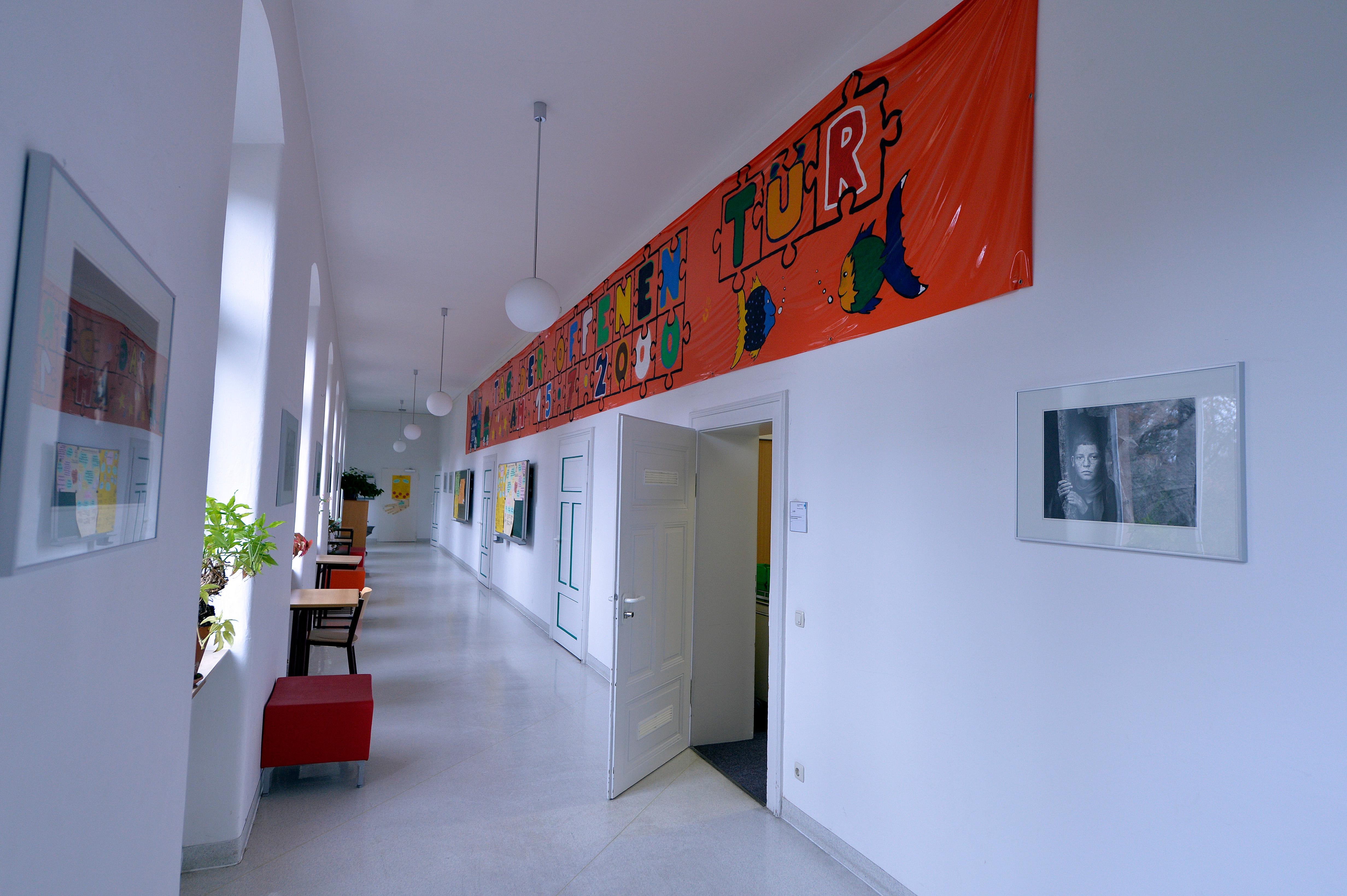 Neben verschiedenen Instituten der Universität ist auch die Berufsfachschule für Kinderkrankenpflege in dem historischen Gemäuer untergebracht.