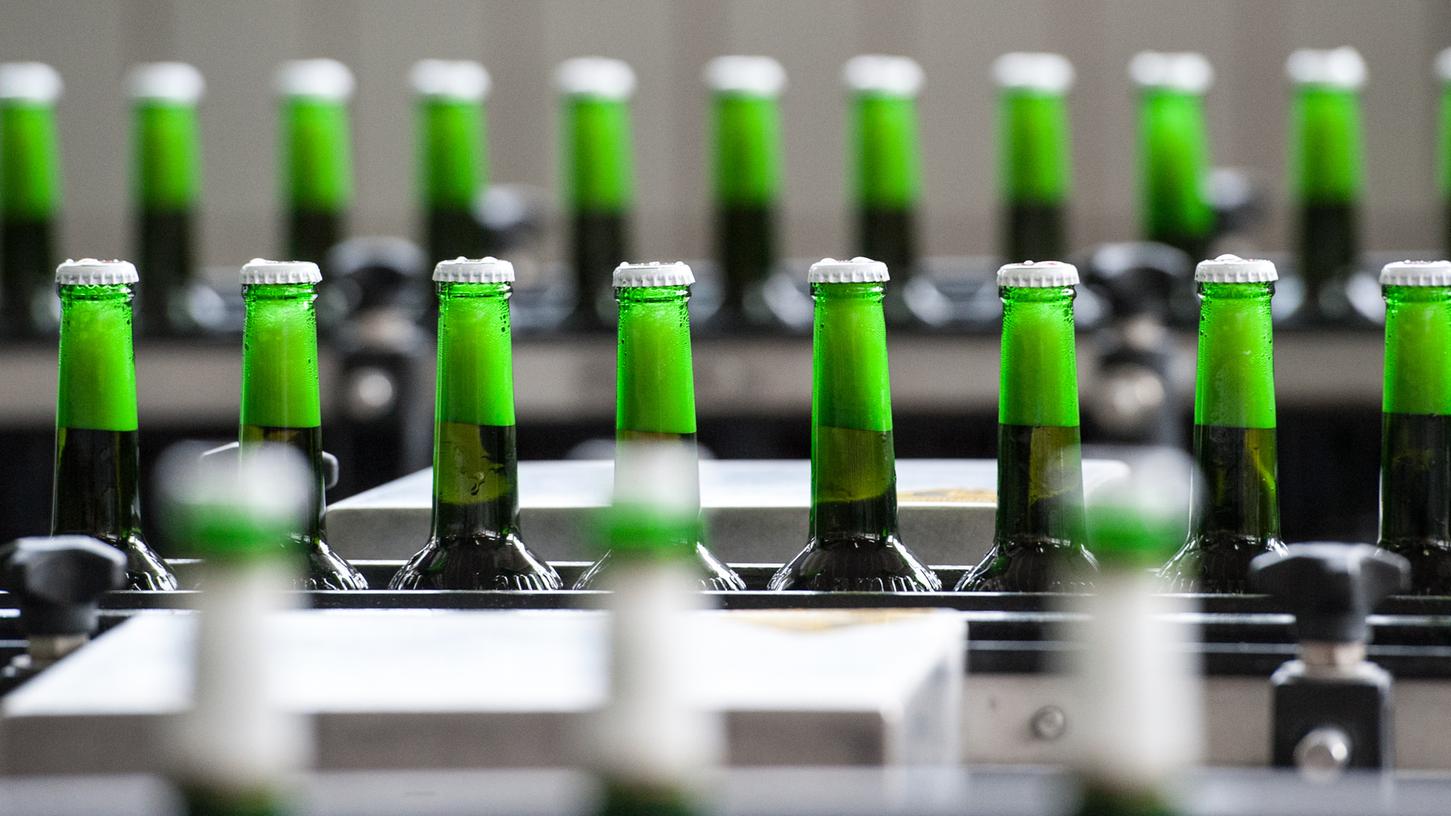 Biertrinker in Deutschland sollen künftig schon beim Blick aufs Etikett erfahren, wie viel Kalorien der Gerstensaft hat.