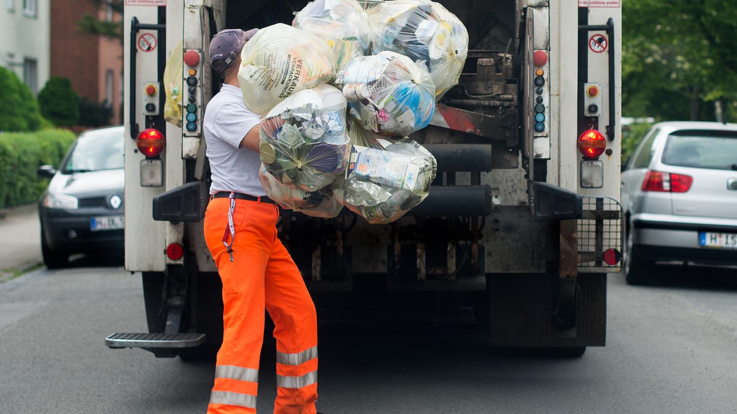 Laut Zeugenaussagen soll es sich um einen Müllwagen mit weißem Aufbau gehandelt haben, berichtet die Polizei Hannover.