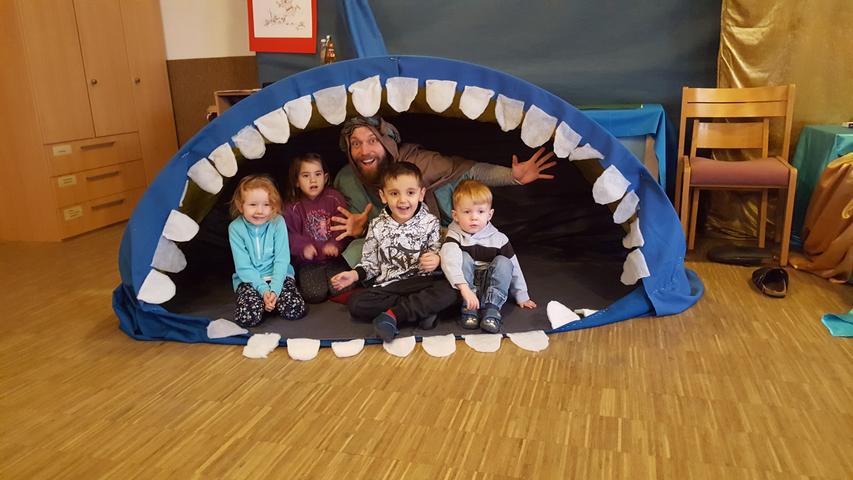 Was macht mich eigentlich wütend? Was lässt mich reiß aus nehmen? Oder wie bete ich denn eigentlich zu Gott? Alle diese Fragen sind Teil der diesjährigen Kinderbibelwoche im Kindergarten Burgstall. Von Montag bis Mittwoch fand im evangelischen Kindergarten am Burgstall eine Kinderbibelwoche statt. Unter Leitung Cornelia Frickinger und ihrem Team lernen die Kinder die biblische Person Jona kennen, in deren Rolle Pfarrer Benedikt Wolff schlüpft. Zum Abschluss der Woche gibt es am Sonntag, 20. Januar, um 10.30 Uhr in der Markuskirche einen Familiengottesdienst. Eingeladen sind Familien und Gemeindeglieder aus Treuchtlingen und Umgebung. Anhand der biblischen Figur des Jona und der Schnecke Max kommen die Kinder ins Überlegen, ja Theologisieren mit ihren Erzieherinnen und mit Pfarrer Wolff über ihre Gefühle und Gedanken. Kreativ werden Boote gebaut und gekleistert oder einmal ausprobiert, wie es sich denn anfühlt ganz alleine im Wal zu sitzen. „Das ganze Team plant und organisiert bei uns diese Tage“ so die Kindergartenleitung Cornelia Frickinger: „Es macht uns Spaß und Freude diese starken Geschichten der Bibel unseren Kindern zur Verfügung zu stellen.“ Auch Pfarrer Wolff findet: „Es ist unendlich wertvoll, wenn Kindergärten und Gemeinden so zusammenarbeiten und soviel zusammen Lachen können.“ Was macht mich eigentlich wütend? Was lässt mich reiß aus nehmen? Oder wie bete ich denn eigentlich zu Gott? Alle diese Fragen sind Teil der diesjährigen Kinderbibelwoche im Kindergarten Burgstall. Von Montag bis Mittwoch fand im evangelischen Kindergarten am Burgstall eine Kinderbibelwoche statt. Unter Leitung Cornelia Frickinger und ihrem Team lernen die Kinder die biblische Person Jona kennen, in deren Rolle Pfarrer Benedikt Wolff schlüpft. Zum Abschluss der Woche gibt es am Sonntag, 20. Januar, um 10.30 Uhr in der Markuskirche einen Familiengottesdienst. Eingeladen sind Familien und Gemeindeglieder aus Treuchtlingen und Umgebung. Anhand der biblischen Figur des Jona und der Schnecke Max kommen die Kinder ins Überlegen, ja Theologisieren mit ihren Erzieherinnen und mit Pfarrer Wolff über ihre Gefühle und Gedanken. Kreativ werden Boote gebaut und gekleistert oder einmal ausprobiert, wie es sich denn anfühlt ganz alleine im Wal zu sitzen. „Das ganze Team plant und organisiert bei uns diese Tage“ so die Kindergartenleitung Cornelia Frickinger: „Es macht uns Spaß und Freude diese starken Geschichten der Bibel unseren Kindern zur Verfügung zu stellen.“ Auch Pfarrer Wolff findet: „Es ist unendlich wertvoll, wenn Kindergärten und Gemeinden so zusammenarbeiten und soviel zusammen Lachen können.“