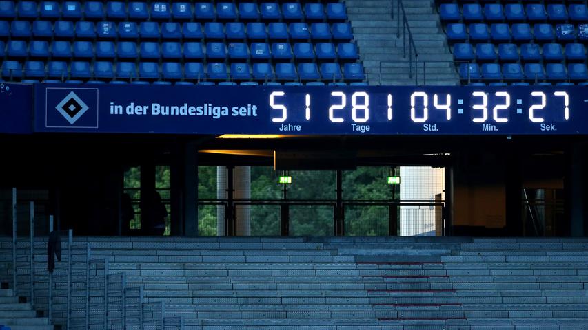 Zu Jahresbeginn 2018 stellte in der niedersächsischen Stadt Achim ein enttäuschter Anhänger des Hamburger SV die Stadionuhr aus dem Volksparkstadion zum Verkauf ein. Damals drohte dem Verein der Abstieg. Für den Fan war klar: Tritt dieser Fall ein, wird die Stadionuhr überflüssig. Kurz schien es, dass der Achimer voreilig handelte, denn die Lage des HSV verbesserte sich zeitweilig. Doch am Ende der Saison stieg der Verein bekanntlich doch ab. Die Stadionuhr blieb im Einsatz und wurde lediglich umgestellt. Wohl auch ein Grund dafür, dass es für das Angebot im Internet keine ernsthaften Interessenten gab.