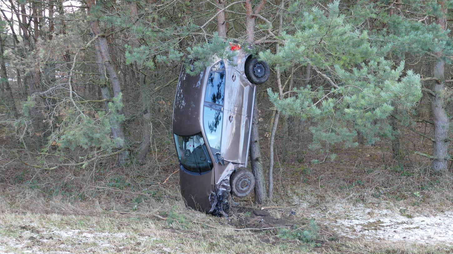 Unfall auf der A3: Auto bleibt in Baum hängen