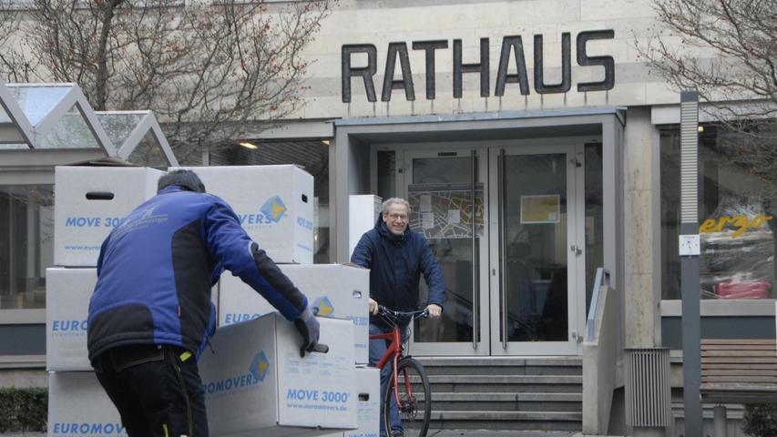 Bürgermeister German Hacker nimmt sein Fahrrad. Dienstfahrt zum neuen Rathaus !