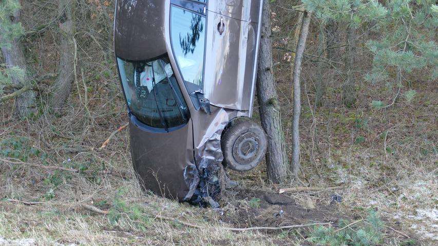 Auto schmiegt sich an Baum: Kurioser Unfall auf der A3