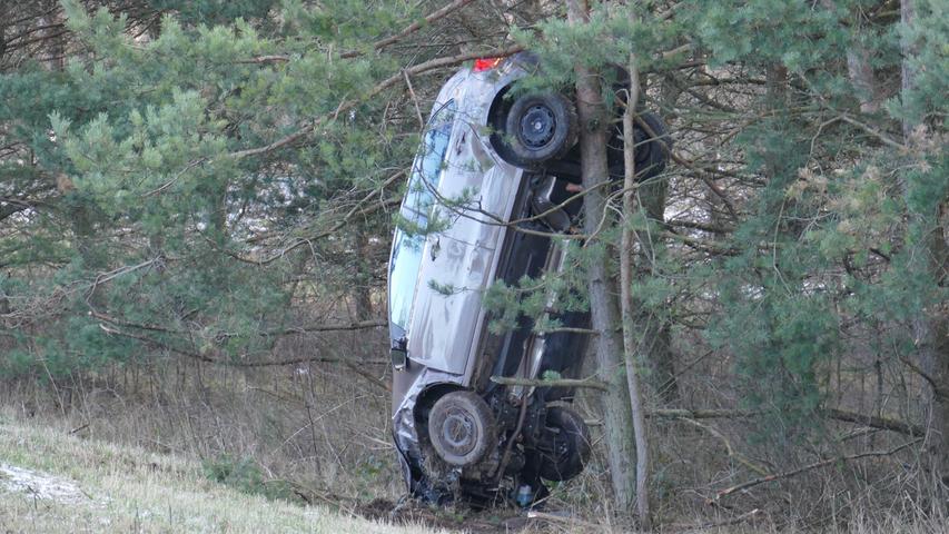 Auto schmiegt sich an Baum: Kurioser Unfall auf der A3