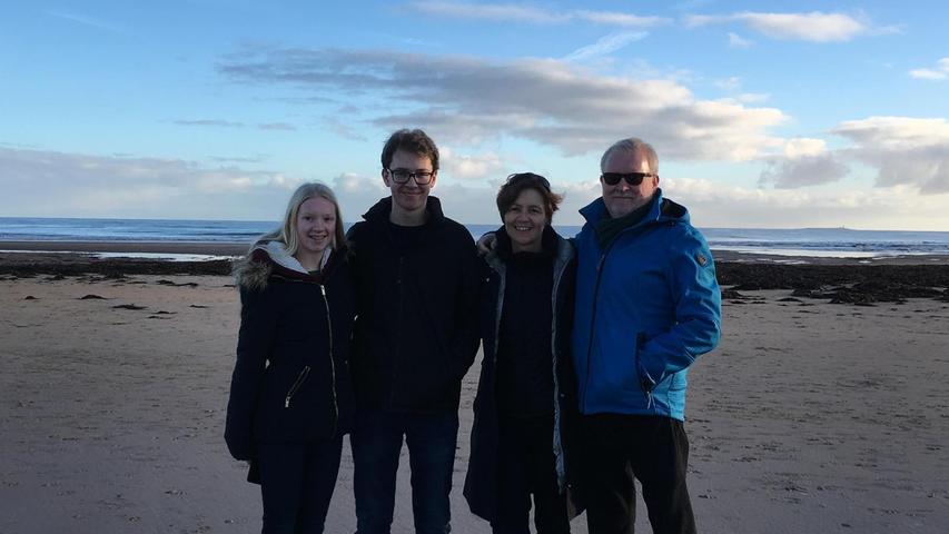 Frauke Bürk (M.) mit Familie am Strand bei Newcastle/Tyne im Winter. Die junge Generation fühlt sich wegen des Brexits in ihren Möglichkeiten beengt.Foto: Bürk