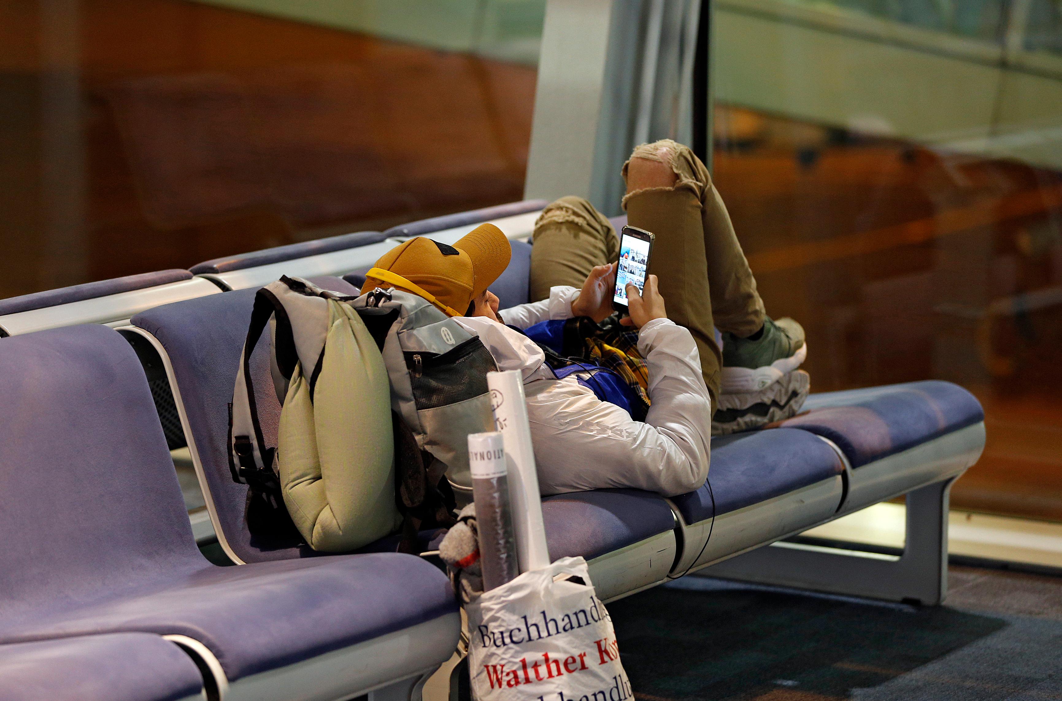 Weil es in Nürnberg kein Nachtflugverbot gibt, ist am Albrecht-Dürer-Airport rund um die Uhr was los. Manche reisen mit der letzten U-Bahn an und machen vor dem Abflug noch ein Nickerchen in der Wartehalle.