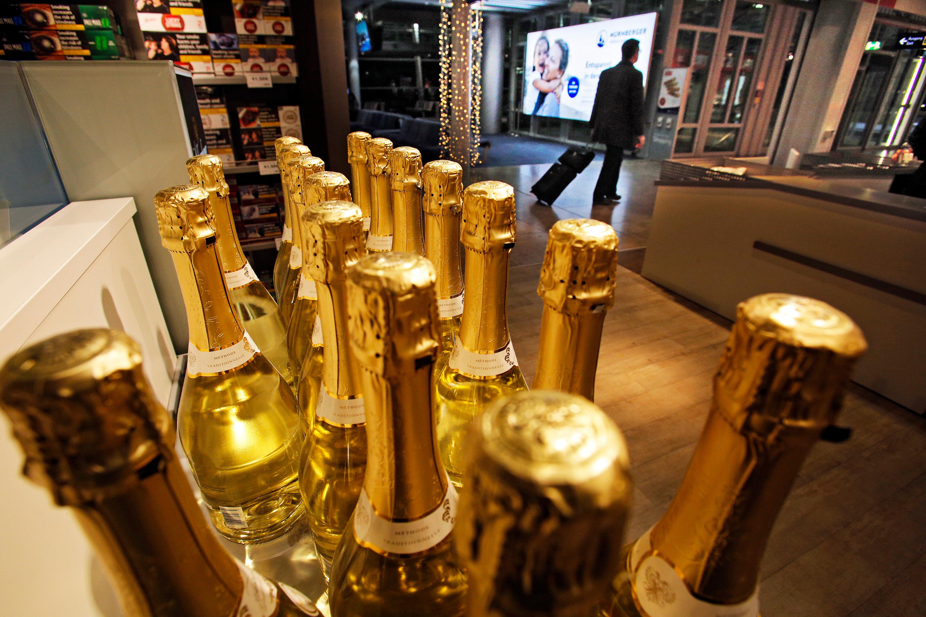 Alkohol und Parfüm kaufen die Reisenden besonders gern.