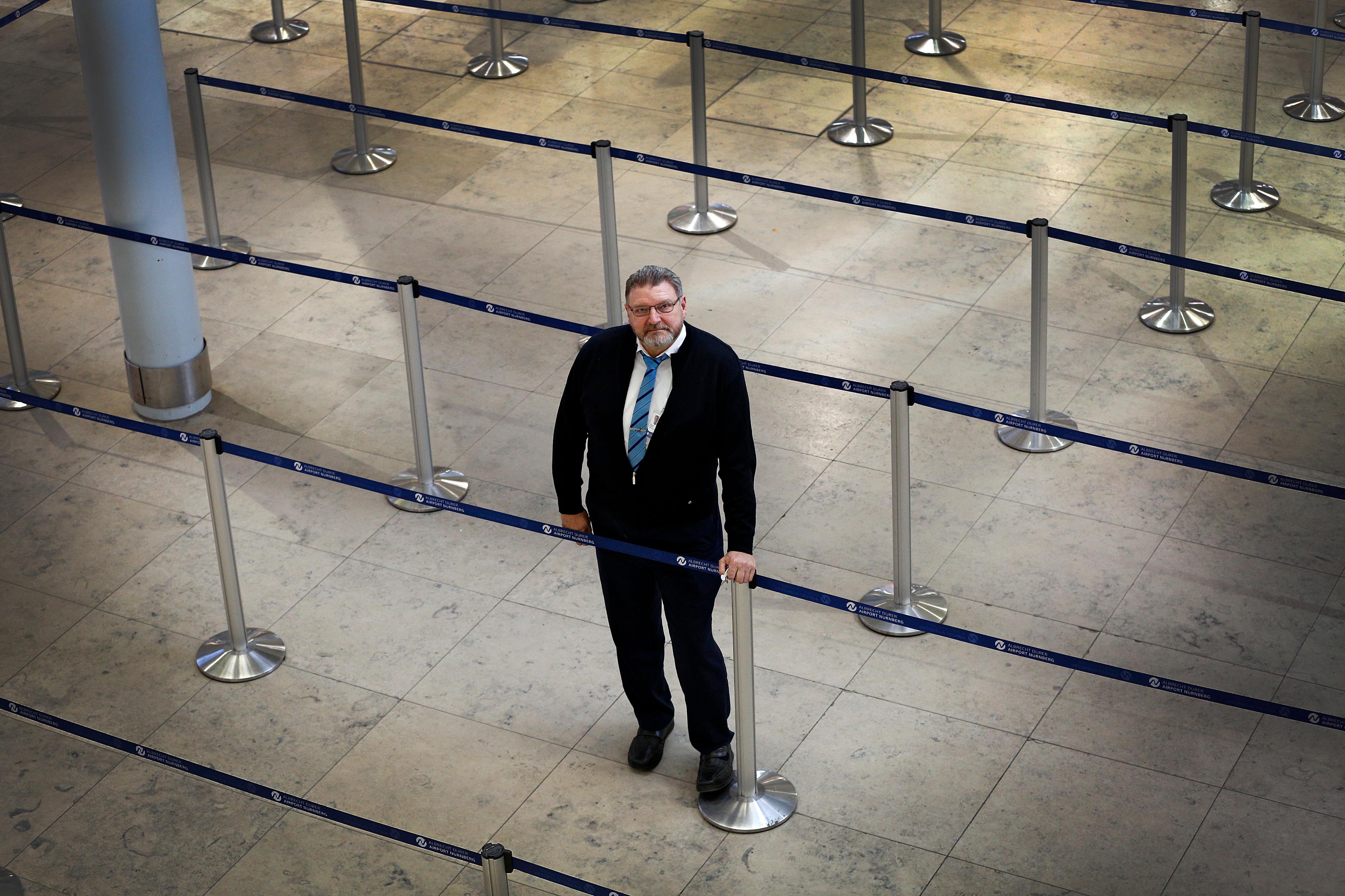 Bei Michael Gläßel vom Terminaldienst laufen die Fäden zusammen. Er sorgt unter anderem dafür, dass die Schlangen vor den Check-In-Schaltern in die richtigen Bahnen gelenkt werden.