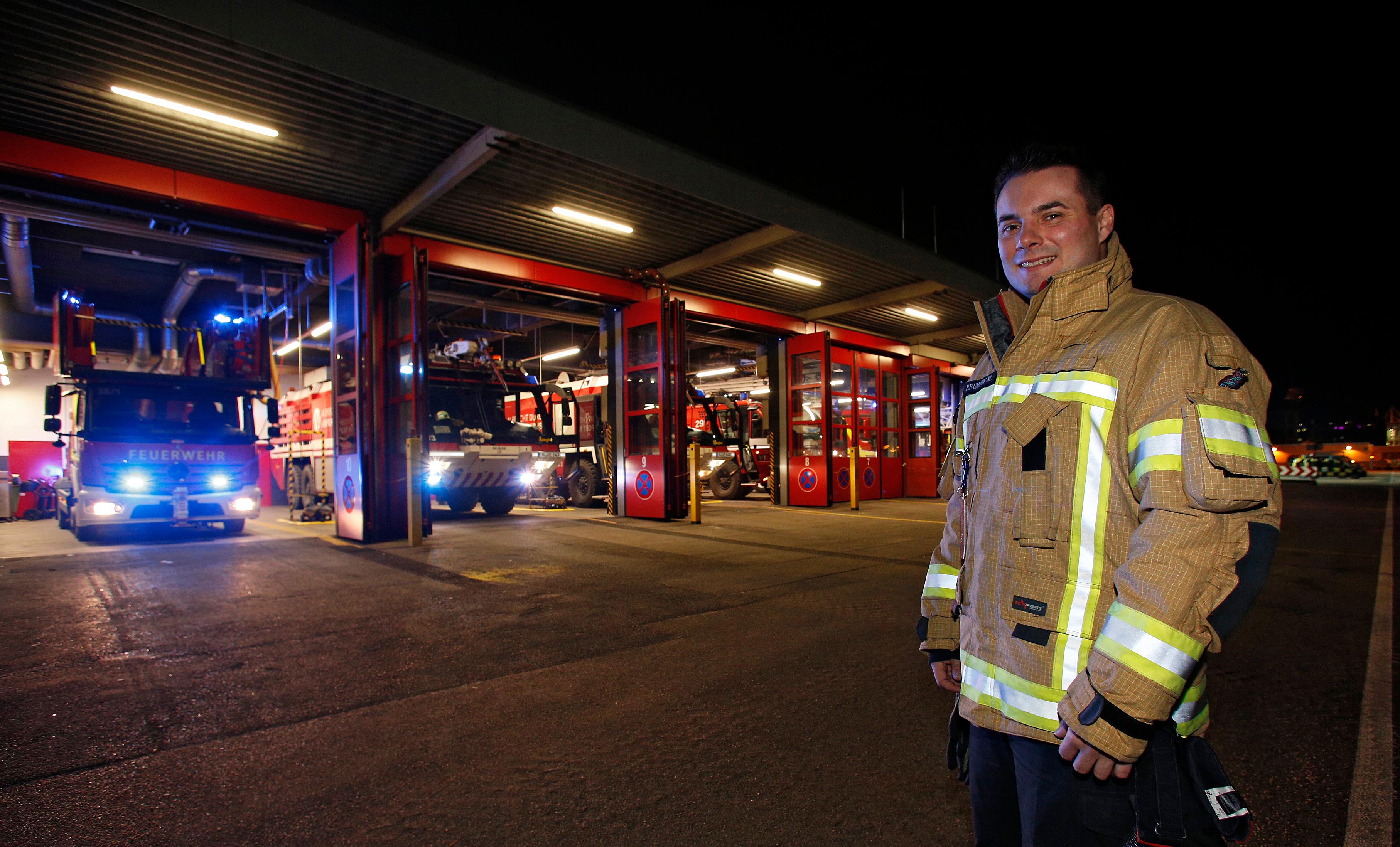 Matthias Reumann ist stellvertretender Chef der Flughafenfeuerwehr. Seine Mitarbeiter sind 24 Stunden am Stück im Dienst.