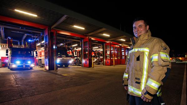 Matthias Reumann ist stellvertretender Chef der Flughafenfeuerwehr. Seine Mitarbeiter sind 24 Stunden am Stück im Dienst.