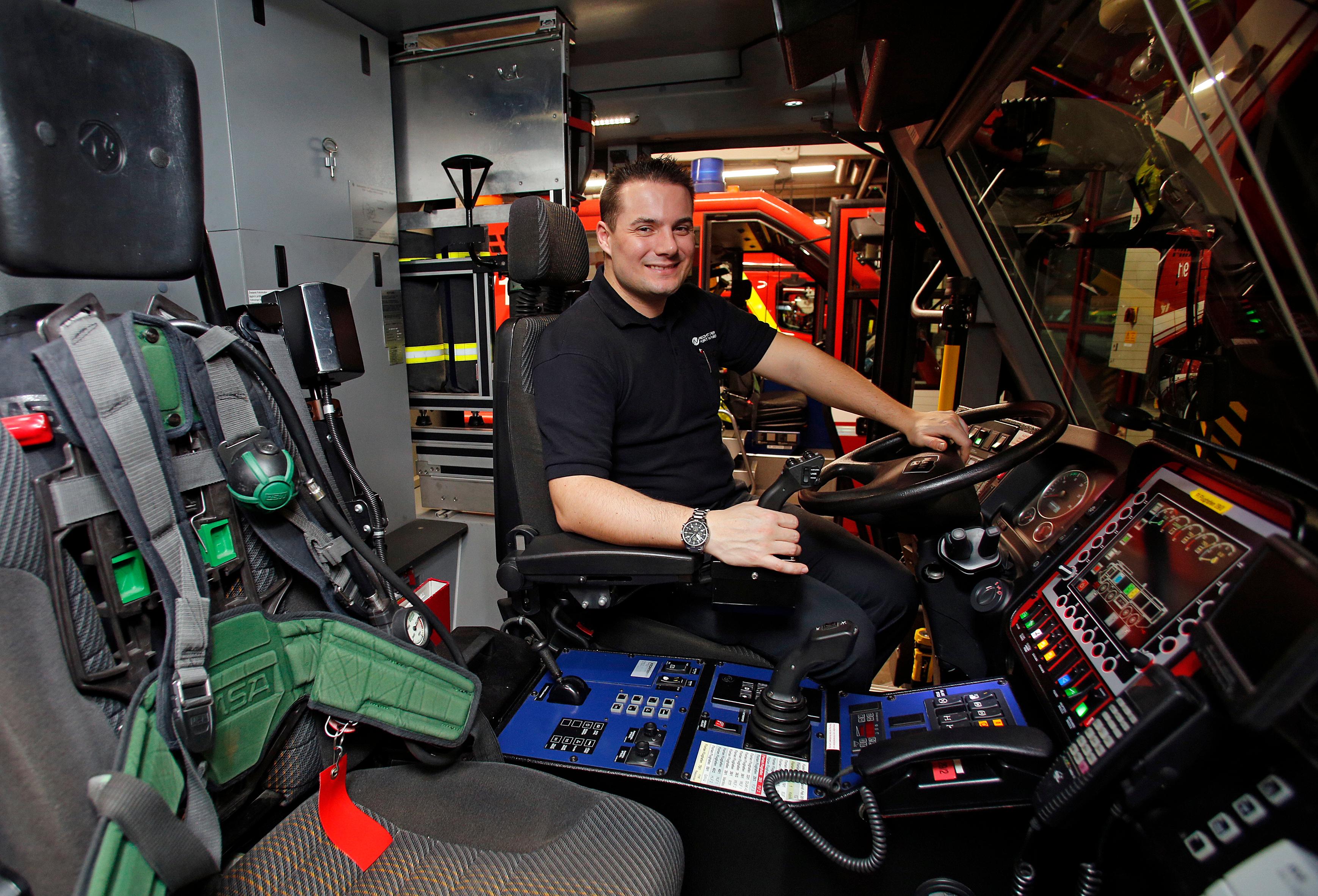 Die schweren Einsatzfahrzeuge der Wehr sind mit viel Technik ausgestattet. Matthias Reumann nimmt am Steuer Platz.
