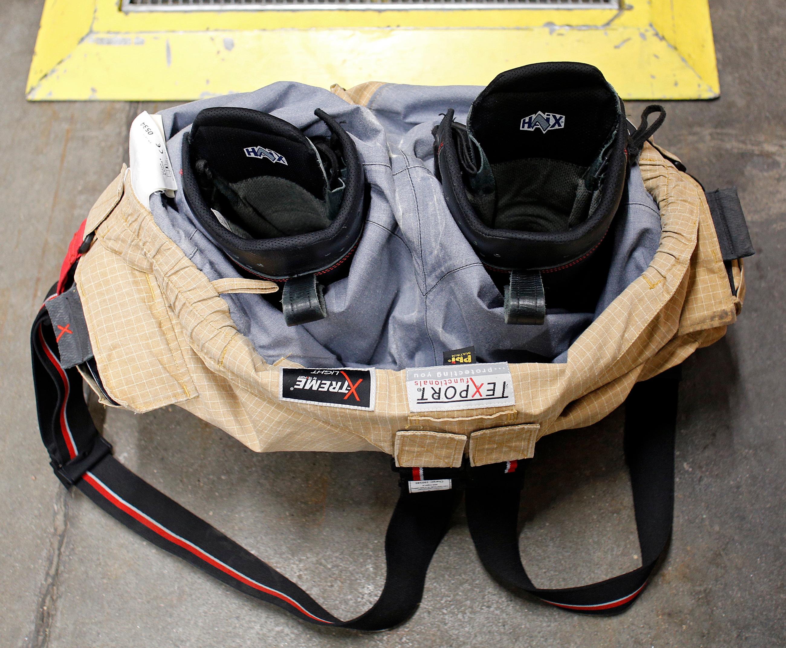 Damit es im Notfall schnell geht, stecken die Stiefel in den Beinen der Schutzhosen. So kostet das Anziehen weniger Zeit.