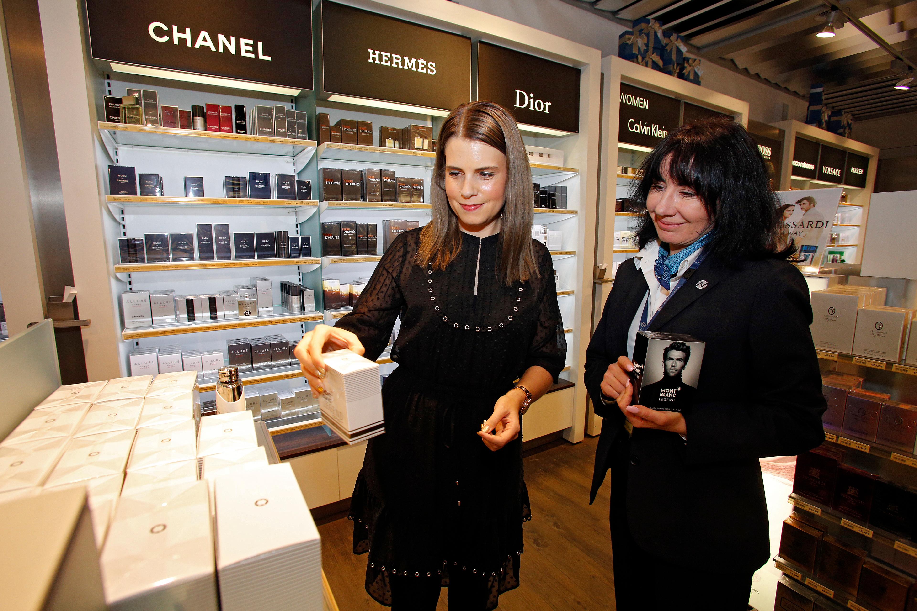 Im Duty Free Shop prüfen Katharina Brehm (links) und ihre Kollegin das Sortiment. Parfüm ist immer gefragt.