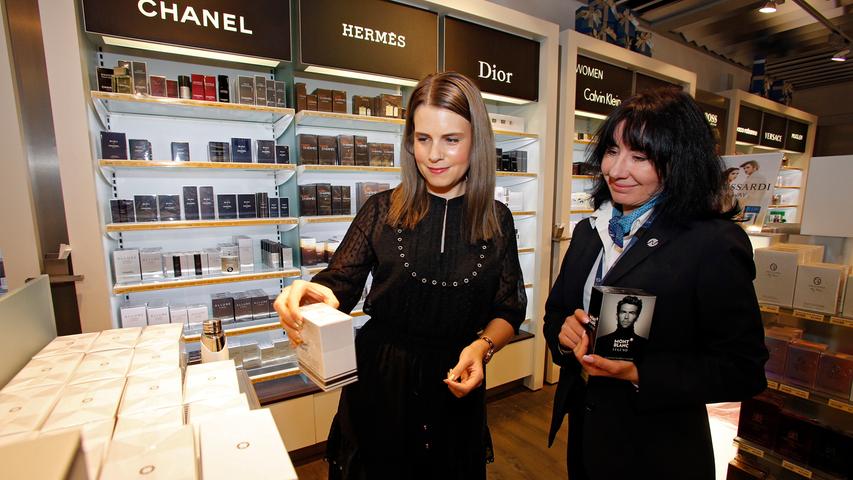 Im Duty Free Shop prüfen Katharina Brehm (links) und ihre Kollegin das Sortiment. Parfüm ist immer gefragt.