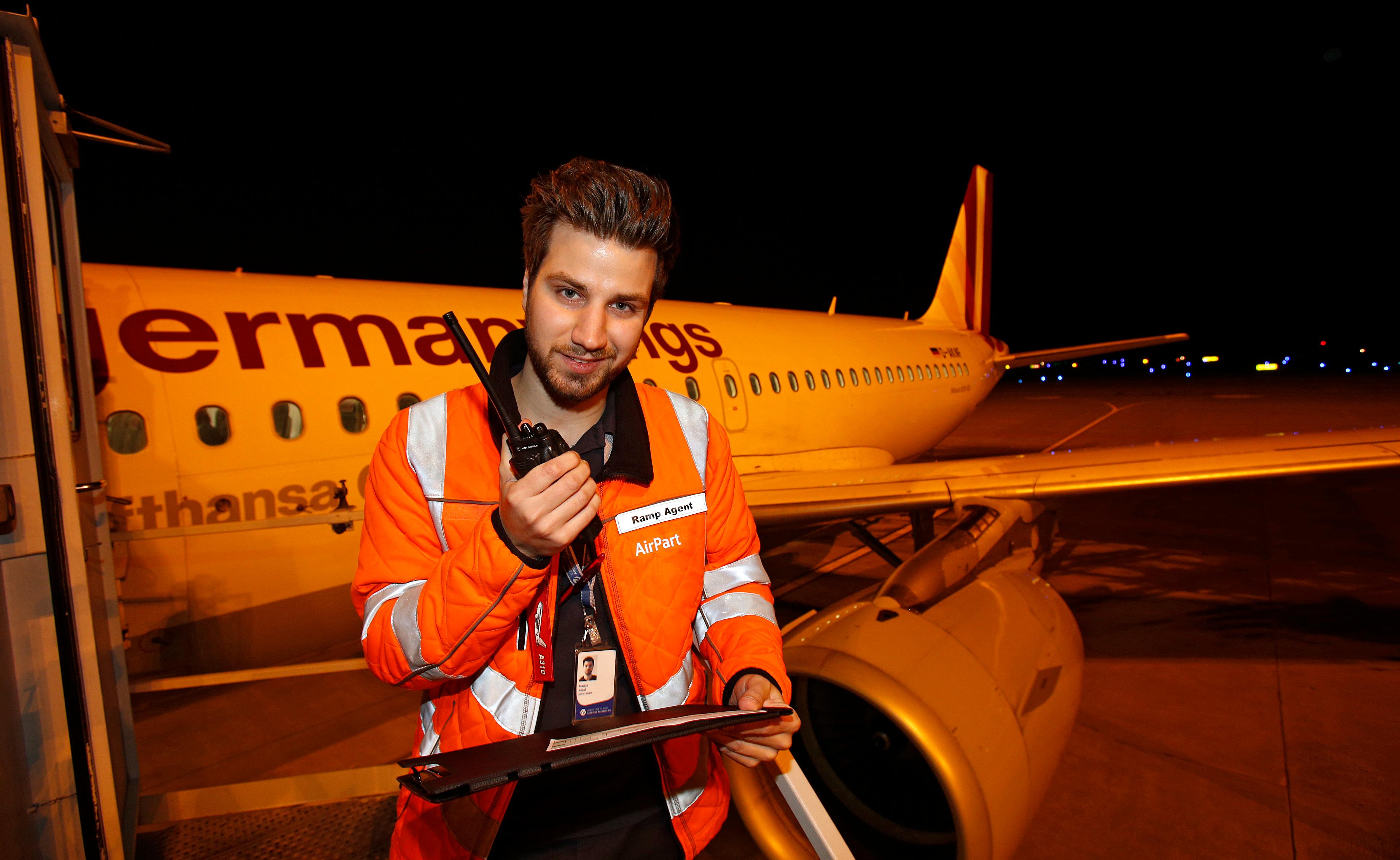Ramp Agent Marius Künzl hat wichtige Informationen für den Piloten parat. Er arbeitet gerne nachts, dann sei die Atmosphäre am Flughafen besonders schön.