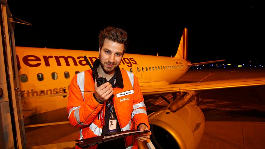 Ramp Agent Marius Künzl hat wichtige Informationen für den Piloten parat. Er arbeitet gerne nachts, dann sei die Atmosphäre am Flughafen besonders schön.
