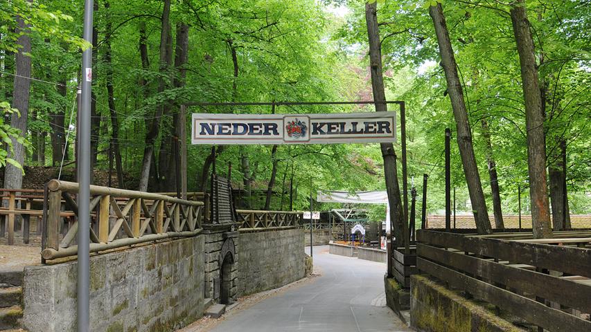 In den warmen Sommermonaten ist der Kellerwald mit seinen 198 Hektar das beliebteste Ziel in Forchheim, wo sich ein kühles Getränk im Schatten der Bäume genießen lässt.