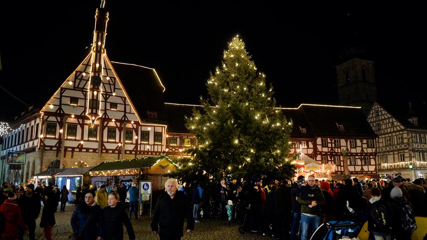 Der Weihnachtsmarkt allein lockt in der Adventszeit jedes Jahr rund 50.000 Besucher in das Budendorf rund um Rathausplatz, Sattlertorstraße und Kaiserpfalz.
