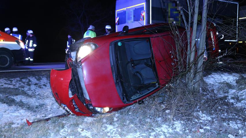 Unfall im Landkreis Tirschenreuth: Auto überschlägt sich