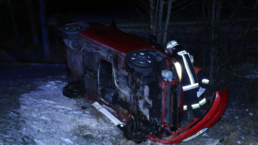 Unfall im Landkreis Tirschenreuth: Auto überschlägt sich