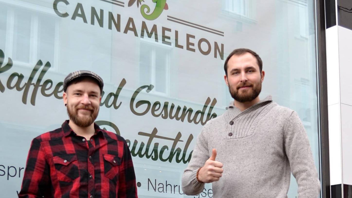 Schon in einer Woche will Lukas Schwarz (rechts) das Cannabis-Café "Cannameleon" im Würzburger Stadtteil Grombühl eröffnen. Sein Mitarbeiter Ivan Spielvogel packt fleißig mit an.