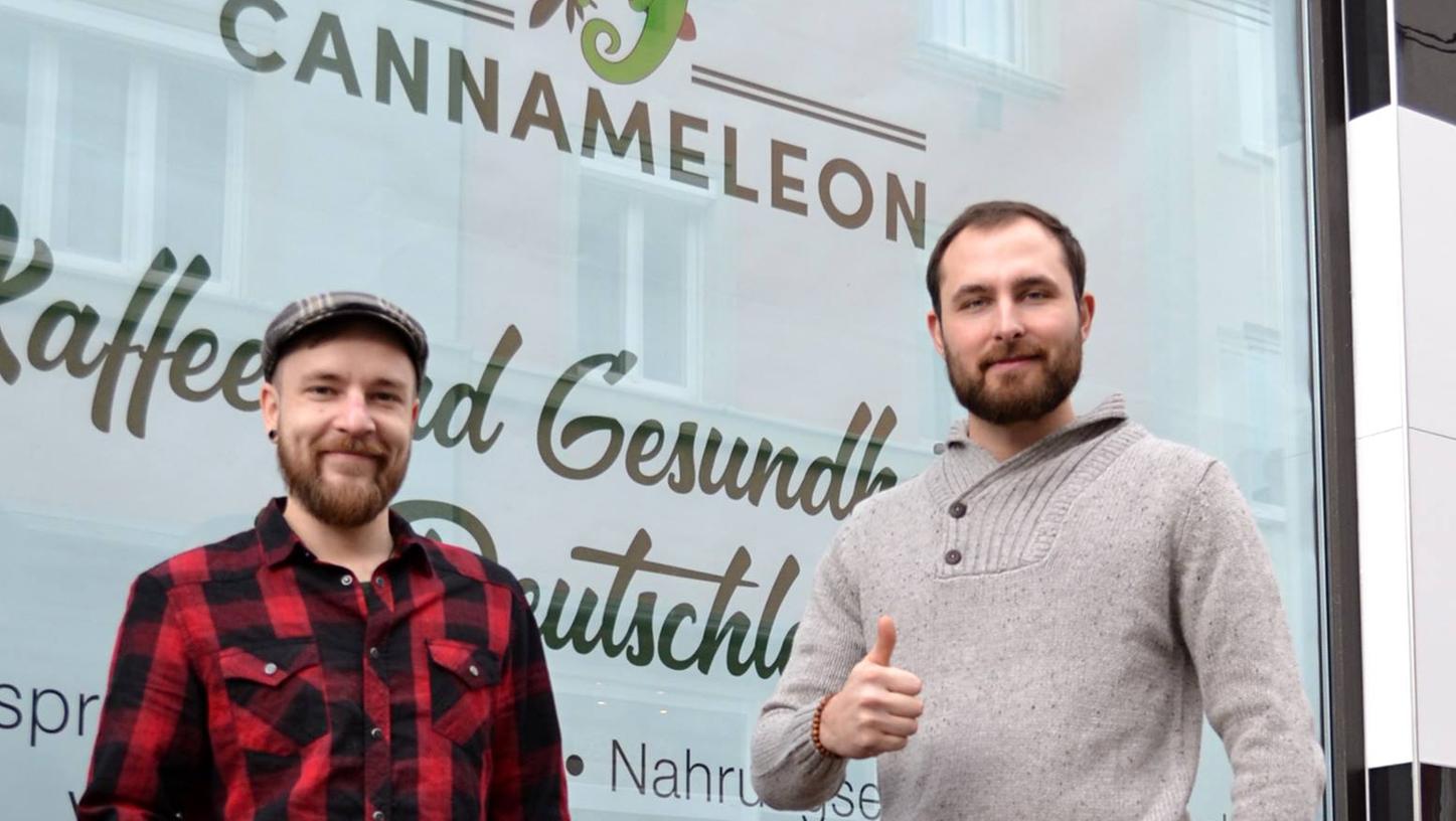 Schon in einer Woche will Lukas Schwarz (rechts) das Cannabis-Café "Cannameleon" im Würzburger Stadtteil Grombühl eröffnen. Sein Mitarbeiter Ivan Spielvogel packt fleißig mit an. Schon in einer Woche will Lukas Schwarz (rechts) das Cannabis-Café "Cannameleon" im Würzburger Stadtteil Grombühl eröffnen. Sein Mitarbeiter Ivan Spielvogel packt fleißig mit an.