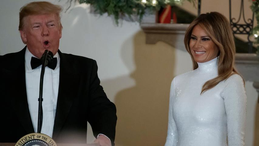 US-Präsident Donald Trump ist täglich auf allen Kanälen weltweit dauerpräsent, seine Ehefrau Melania dagegen hat sich seit geraumer Zeit ziemlich rar gemacht. Auch zum G7-Gipfel in Kanada etwa reiste sie nicht mit. Spekulationen über den Zustand ihrer Ehe nimmt sie jedoch zumindest nach außen hin gelassen hin. Schon im Mai 2018 hatte sie getwittert: „Ich sehe, dass die Medien Überstunden machen, um darüber zu spekulieren, wo ich bin und was ich tue“, schrieb die Präsidentengattin. „Seid versichert, ich bin hier im Weißen Haus.“ Es gehe ihr gut. Sie arbeite hart für das Wohl von Kindern und des amerikanischen Volkes.