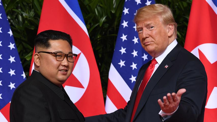 Was für ein Gipfel! Erst hatte US-Präsident Donald Trump Nordkoreas Machthaber Kim Jong Un als „kleinen Raketen-Mann“ beschimpft und seinem Land mit Vernichtung gedroht. Kim wiederum bezeichnete Trump als „Schwachkopf“. Doch dann trafen sich die beiden Männer zu einem historischen Gipfeltreffen in Singapur.  Kim willigte in die vollständige atomare Abrüstung ein. Trump sagte im Gegenzug „Sicherheitsgarantien“ für Nordkorea zu und kündigte ein Ende der Militärmanöver mit Südkorea an. Er habe eine „besondere Verbindung“ zu Kim aufgebaut, sagte der Amerikaner. Kim sei eine „große Persönlichkeit“ und "äußerst talentiert“. Doch seither wartet die Welt vergebens auf konkrete Folgen.