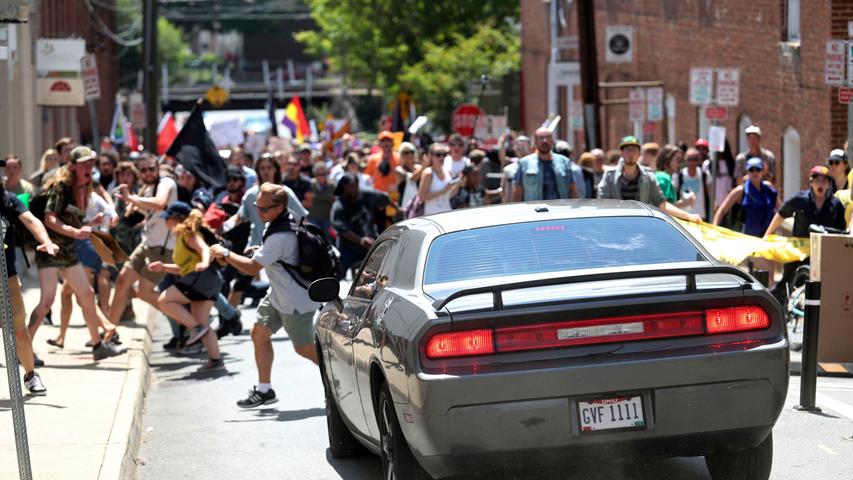 Entsetzlicher Anschlag in Charlottesville im US-Bundestaat Virginia: Nach dem offiziellen Ende einer rechtsextremen Veranstaltung fuhr James Alex Fields jr., der zuvor an der Neonazi-Demonstration teilgenommen hatte, sein Auto vorsätzlich in eine Gruppe von Gegendemonstranten. Die 32-jährige Heather  wurde getötet, viele weitere verletzt. Präsident Donald Trump schaffte es dennoch nicht, sich klar von der rechten Gewalt zu distanzieren. "Es gab auf der einen Seite eine Gruppe, die schlimm war, und es gab auf der anderen Seite eine Gruppe, die ebenfalls sehr gewalttätig war", erklärt er.