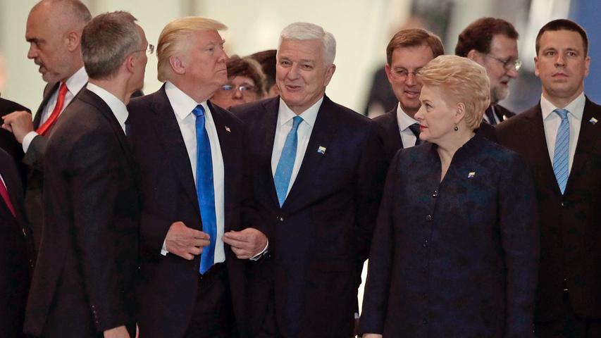 Eine denkwürdige Szene spielte sich am 25. Mai 2017 auf dem NATO-Gipfel in Brüssel ab: Donald Trump schob Montenegros Premierminister Dusko Markovic (Mitte)ziemlich unsanft zur Seite, um sich dann mit selbstzufriedenem Gesichtsausdruck den Fotografen zuzuwenden. Auch sonst gab Trump sich ziemlich grob und forderte die Nato-Partner verärgert auf, endlich auf das 2014 beschlossenen Niveau von zwei Prozent des Bruttoinlandsprodukts anzuheben - am besten sofort.