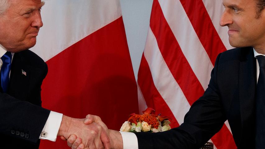 Frankreichs Staatspräsident Emmanuel Macron hatte aus seiner ersten Begegnung mit Donald Trump gelernt. Da hatte der US-Präsident seine Hand beim Handshake ziemlich unsanft zerdrückt - wie er das auch bei anderen Staatsmännern zuvor schon getan hatte. Besonders der schmerzverzerrte Gesichts Ausdruck des japanischen Premiers Shinzo Abe im Februar 2017 ist vielen noch in Erinnerung. Doch diesmal presste Macron Trumps Hand so fest, dass dieser sich offenkundig nicht mehr recht wohl fühlte. Macron lächelte.