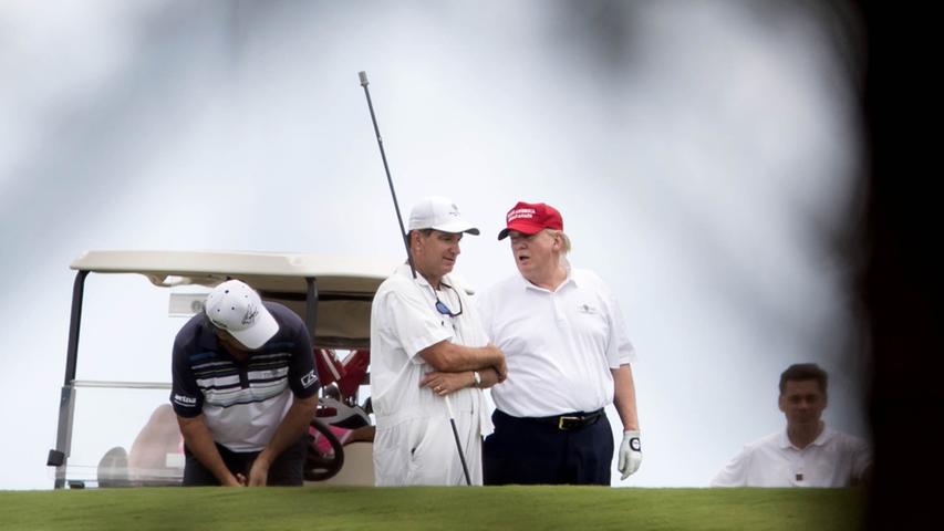 Schon während des Wahlkampfes hatte Donald Trump den damaligen Präsidenten Barack Obama immer wieder dafür verspottet, dass dieser so viel Zeit beim Golfspielen verbringe. Er würde nur arbeiten, arbeiten - zum Wohle des amerikanischen Volkes, versprach Trump. Doch schon nach wenigen Monaten war klar, dass der neue Präsident ungleich häufiger seiner Leidenschaft nachging. Viele Wochenenden verbrachte er in seinem Luxusanwesen Mar-a-Lago in Florida. Wie die "Washington Post" genüsslich vorrechnete, nahm sich der neue Chef des Weißen Hauses in seinem ersten halben Jahr dreimal so viel Freizeit wie Obama.