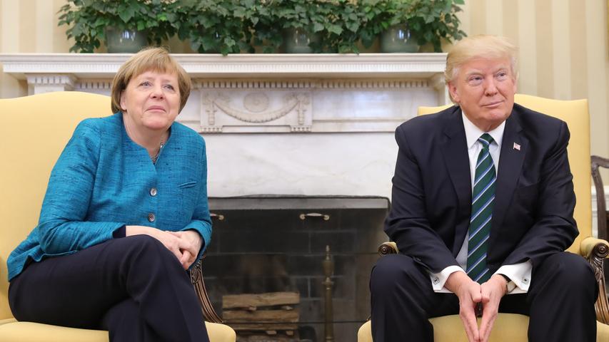 Mitte März 2017 empfing Donald Trump Bundeskanzlerin Angela Merkel im Weißen Haus. Es war ein frostiges Treffen. Bereits zuvor hatte Trump über mögliche Strafzölle auch gegen Deutschland gesprochen. Nach der Begrüßung, bei der es einen kurzen Händedruck gegeben hatte, verweigerte Trump dann beim Fototermin im Oval Office trotz lautstarker Aufforderungen der Fotografen ein nochmaliges Händeschütteln. Auch die Kanzlerin fragte den Präsidenten leise danach - vergeblich.