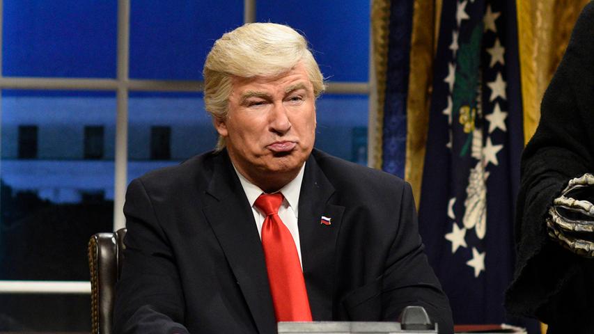 Schon bevor Donald Trump vereidigt worden war, hatte der Schauspieler Alec Baldwin Furore gemacht, indem er den neuen  Präsidenten in der TV-Show "Saturday Night Live" parodierte. Auch Trumps Pressesprecher Sean Spicer wurde rasch parodiert - von Schauspielerin Melissa McCarthy, also einer Frau, was sowohl Spicer als auch Trump besonders ärgerte. Im Juni 2017 kündigte Spicer an, dass er seinen Job aufgebe.