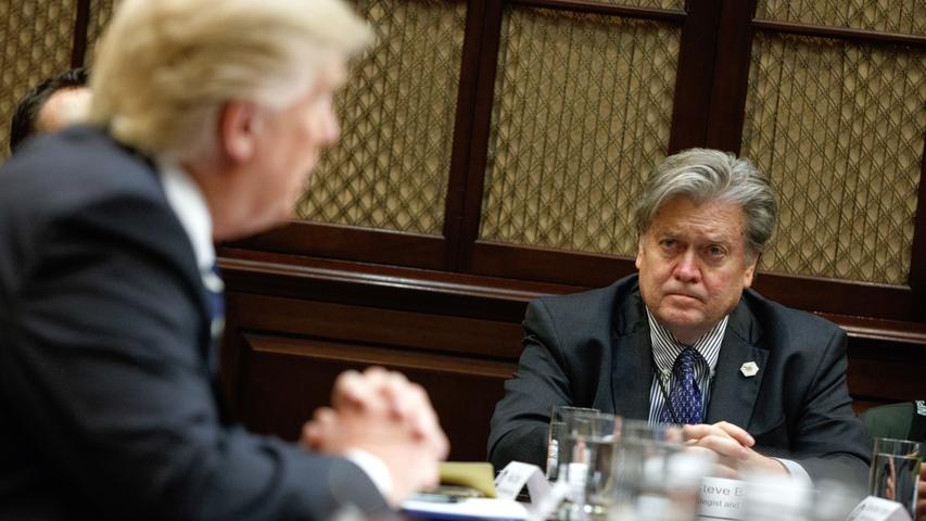 Früher wäre das undenkbar gewesen: Stephen Bannon, Chef der rechtslastigen Online-Plattform "Breitbart News" und Trumps Wahlkampfleiter, wurde vom neuen Präsidenten zum Chefstrategen im Weißen Haus ernannt, der sogar Zugang zum Nationalen Sicherheitsrat erhielt - allerdings nur bis Anfang April. Selbst im eigenen Kabinett hatte es Widerstand dagegen gegeben. Schon im Februar war Bannon auf dem Cover von "Time Magazine" erschienen mit dem Titel "Der große Manipulator". Seine Amtszeit endete knapp eine Woche nach dem tödlichen Anschlag von Charlottesville (Virginia), wo am 12. August 2017 ein Auto bei einer rechtsextremen Kundgebung in die Menge raste und eine Frau dabei getötet wurde.