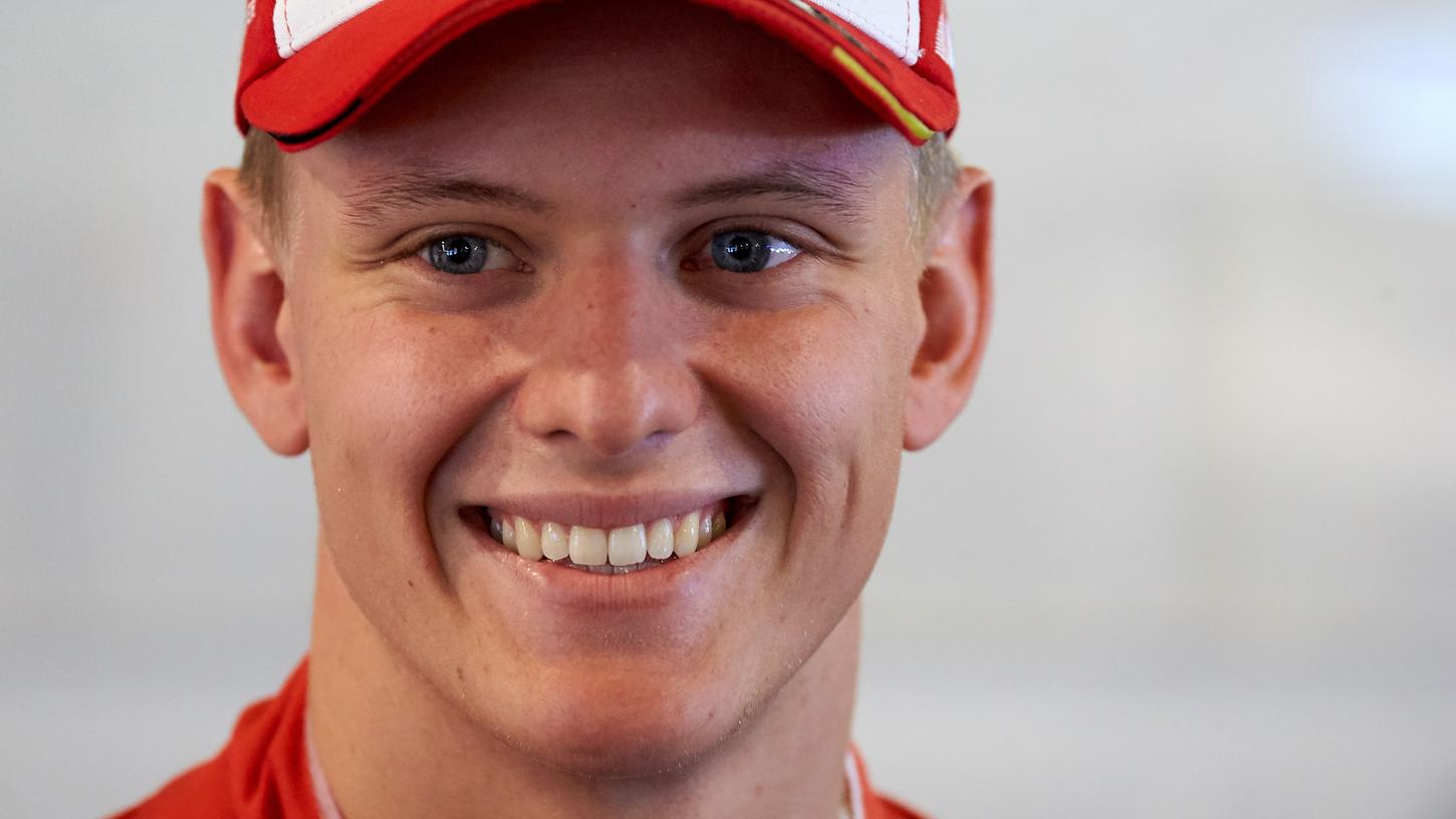 Ferrari hat Rennfahrer Mick Schumacher für seine Nachwuchs-Akademie verpflichtet. Der Sohn von Formel-1-Rekordchampion Michael Schumacher hat bereits einen Vertrag unterschrieben.