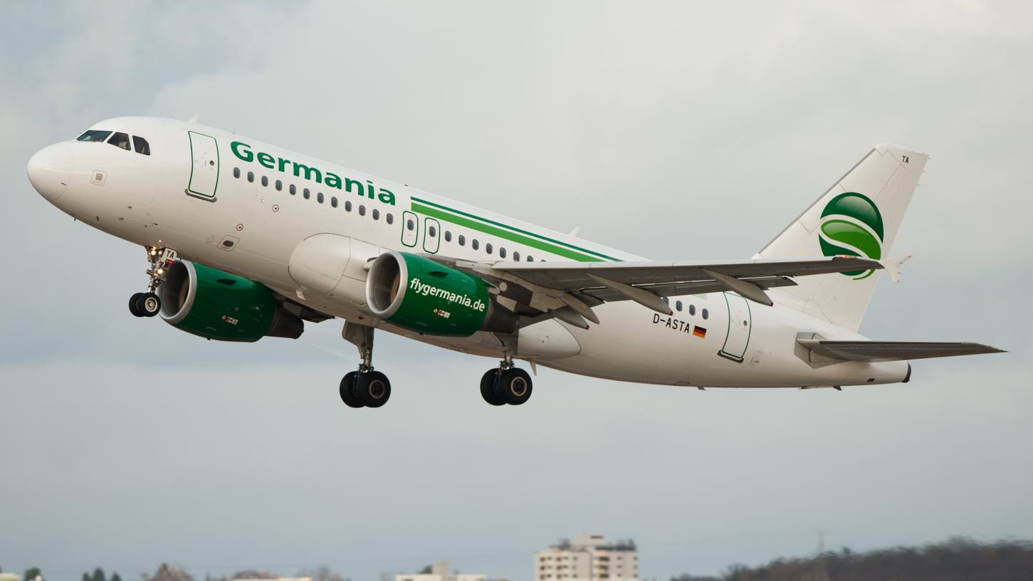 Ein Airbus A319 der Fluggesellschaft Germania hebt vom Flughafen ab.