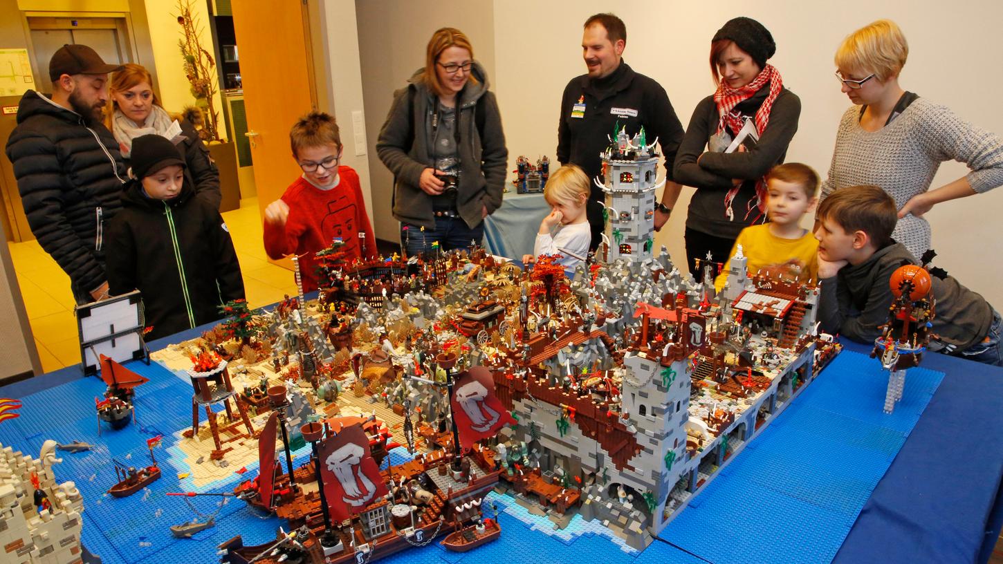 Erwachsene Lego-Fans zeigen im Novina-Hotel ihr Können - und präsentieren ihre beeindruckenden Lego-Welten.