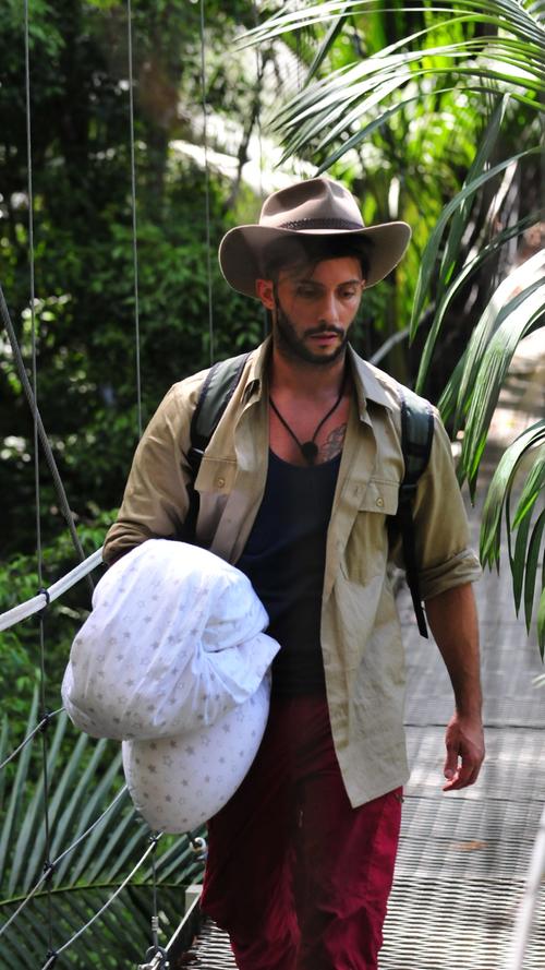 Im Camp wird derweil gepackt. Domenico muss als erster die Dschungel-Meute verlassen. Die Zuschauer wählten den Bachelorette-Kandidaten am Vortag aus der Sendung.