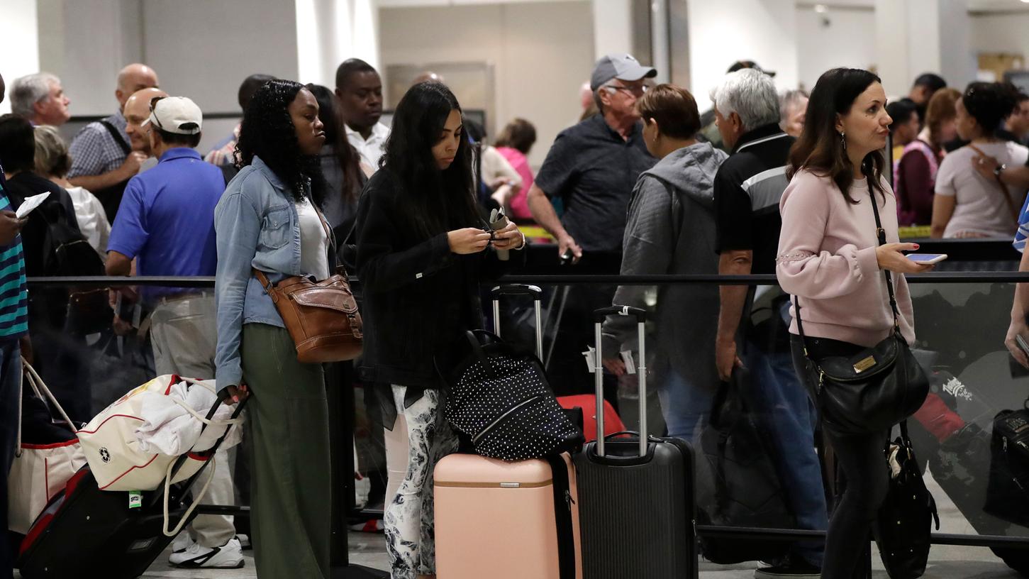 Miami: Passagiere warten in langen Schlange vor den Sicherheitskontrollen am Miami International Airport.