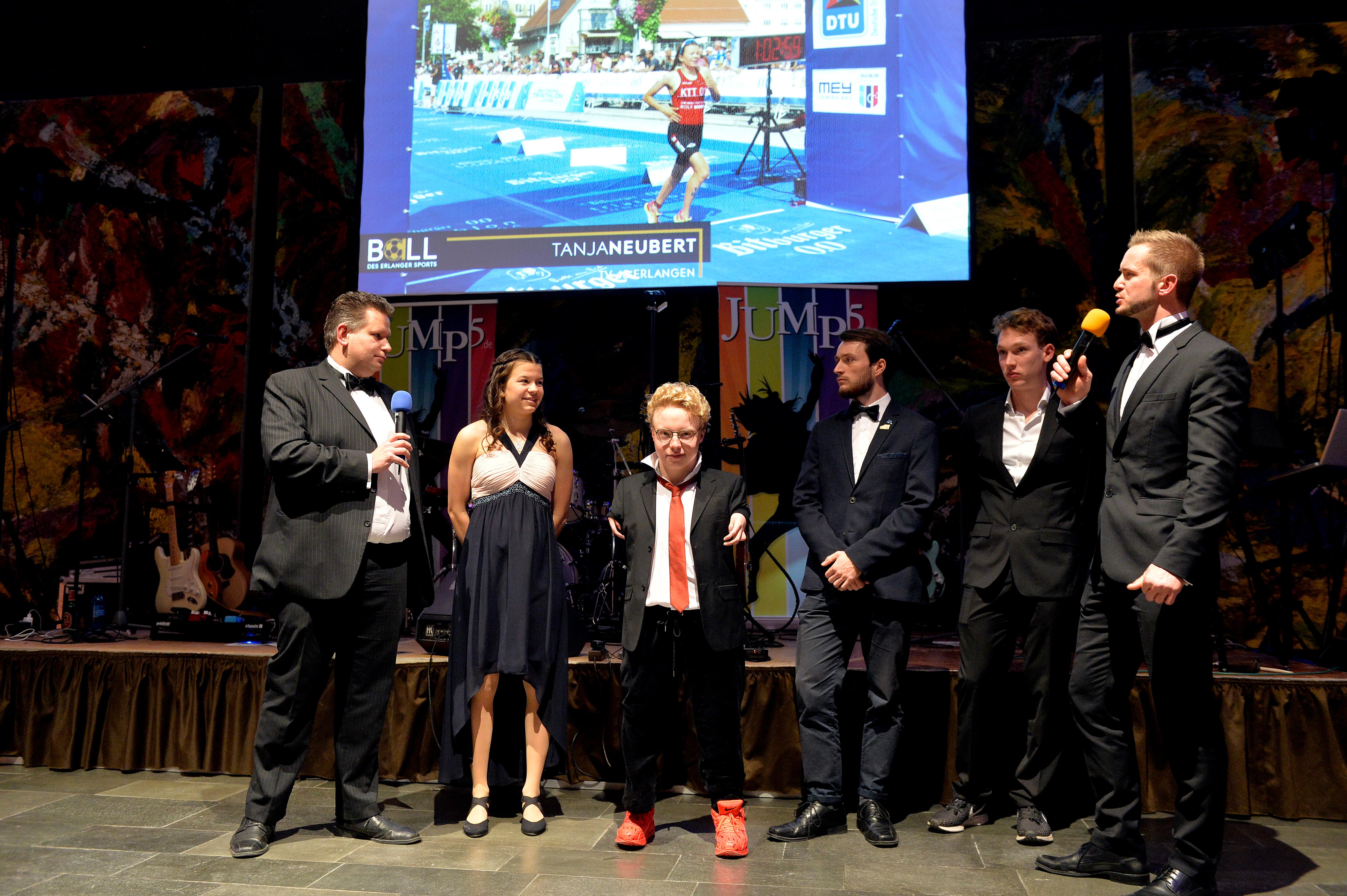 Alle Sieger zusammen: Sportler, Sportlerin und Mannschaft des Jahres auf einem Bild - gemeinsam mit HCE-Hallensprecher Axel Fischer (links) und EN-Sportredakteur Christoph Benesch (rechts).