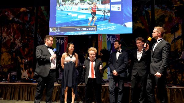 Alle Sieger zusammen: Sportler, Sportlerin und Mannschaft des Jahres auf einem Bild - gemeinsam mit HCE-Hallensprecher Axel Fischer (links) und EN-Sportredakteur Christoph Benesch (rechts).