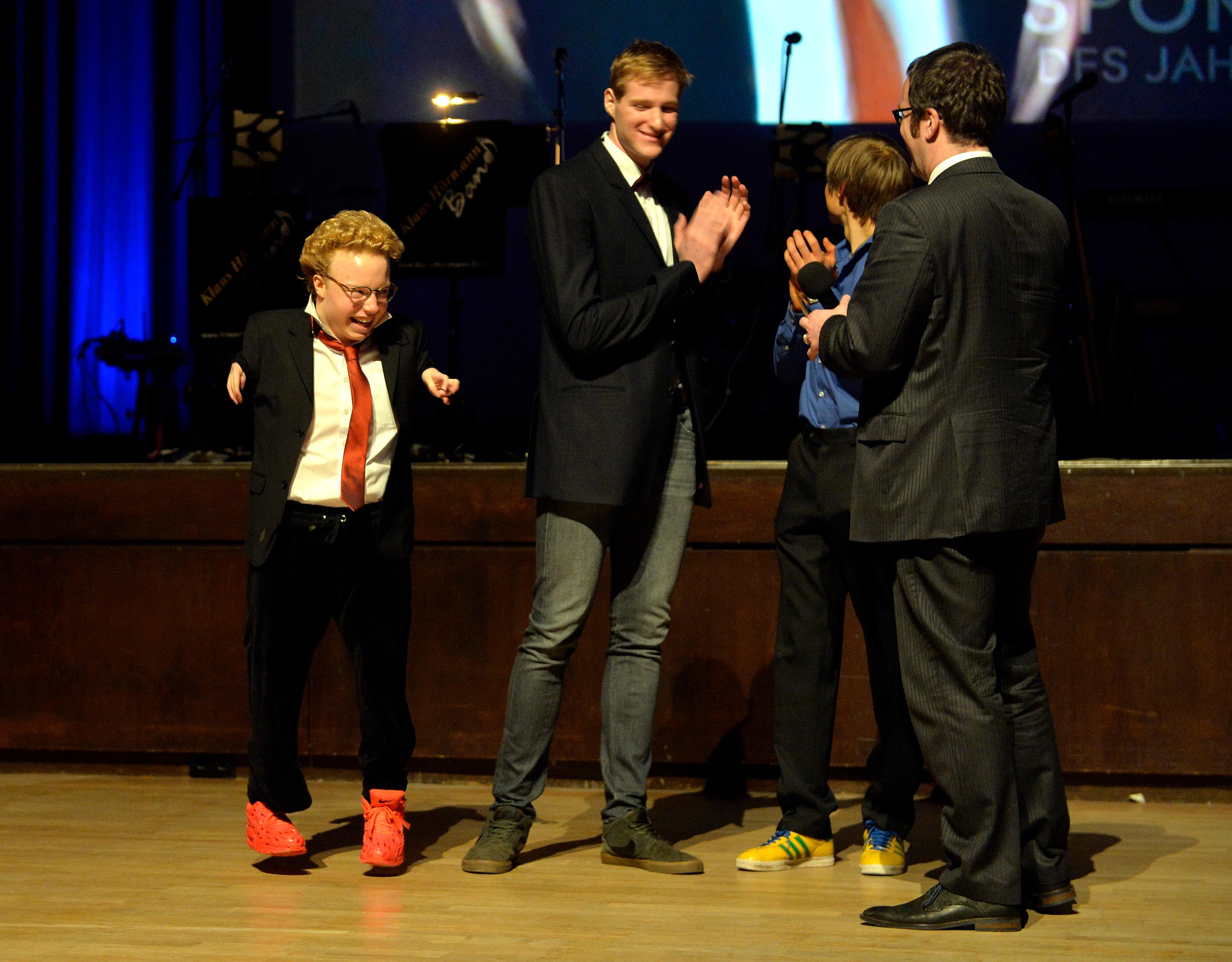 Als das Ergbnis verkündet wurde, freute sich der neue Sportler des Jahres: Josia Topf (links), der bei der EM für Menschen mit Behinderung einen neuen Weltrekord aufgestellt hat.