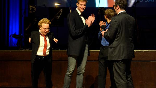 Als das Ergbnis verkündet wurde, freute sich der neue Sportler des Jahres: Josia Topf (links), der bei der EM für Menschen mit Behinderung einen neuen Weltrekord aufgestellt hat.