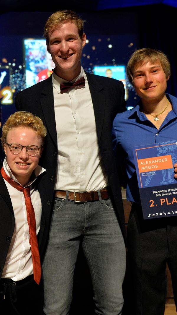 Auch die anderen beiden Nominierten, Schwimmer Peter Varjasi (Mitte) und Kletterer Alexander Megos (rechts) freuten sich mit Josia Topf.