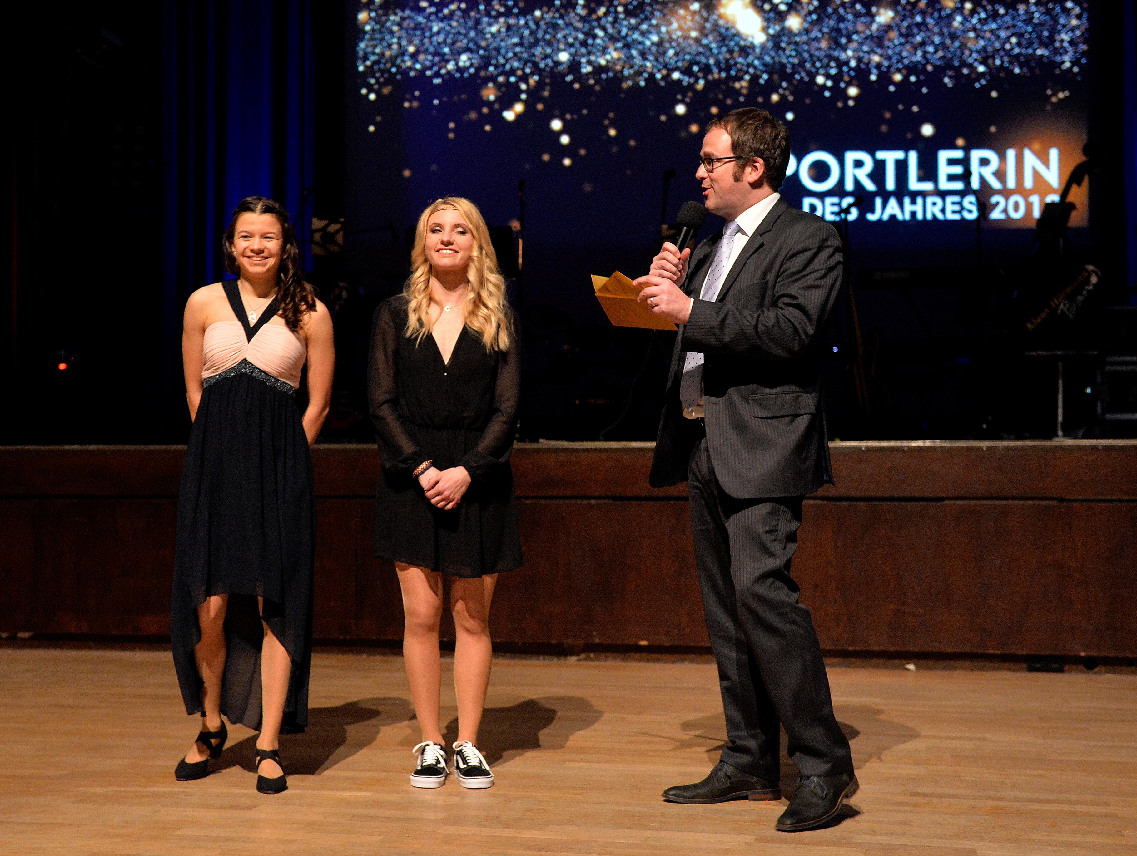 Die 18-Jährige setzte sich gegen BMx-Fahrerin Nadja Pries (Mitte) und Schwimmerin Franziska Weidner durch.