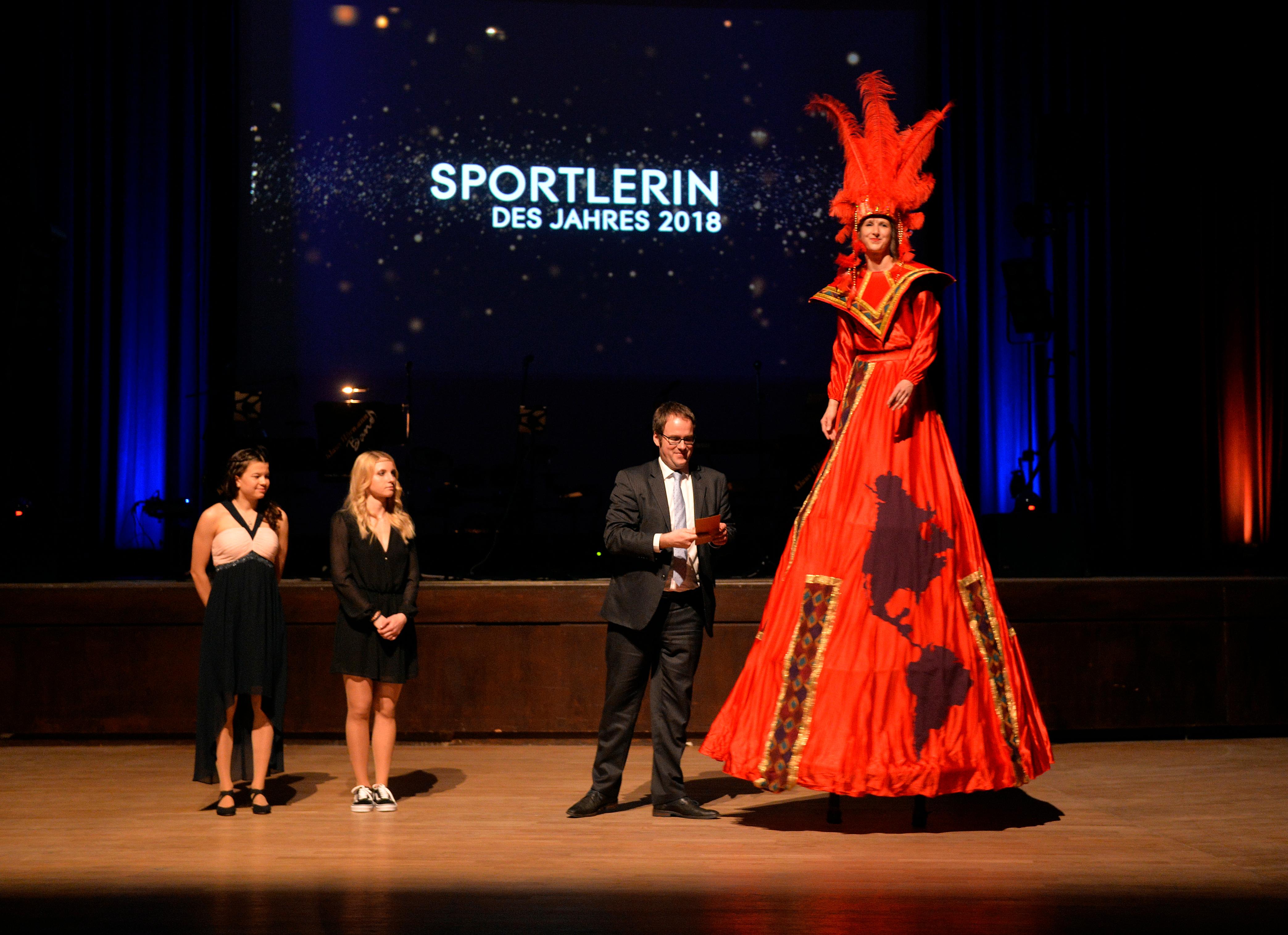 Während Neubert und Pries zum Ball kamen, musste Weidner schweren Herzens absagen. Die Schwimmerin studiert und trainiert auf Hawaii. Mal eben mehr als 10.000 Kilometer rüber jetten konnte sie natürlich nicht.