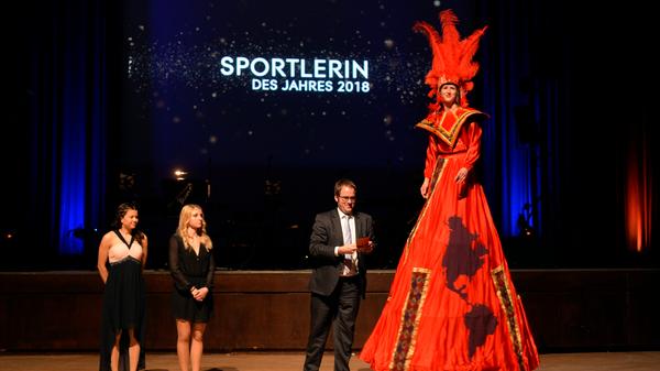 Während Neubert und Pries zum Ball kamen, musste Weidner schweren Herzens absagen. Die Schwimmerin studiert und trainiert auf Hawaii. Mal eben mehr als 10.000 Kilometer rüber jetten konnte sie natürlich nicht.