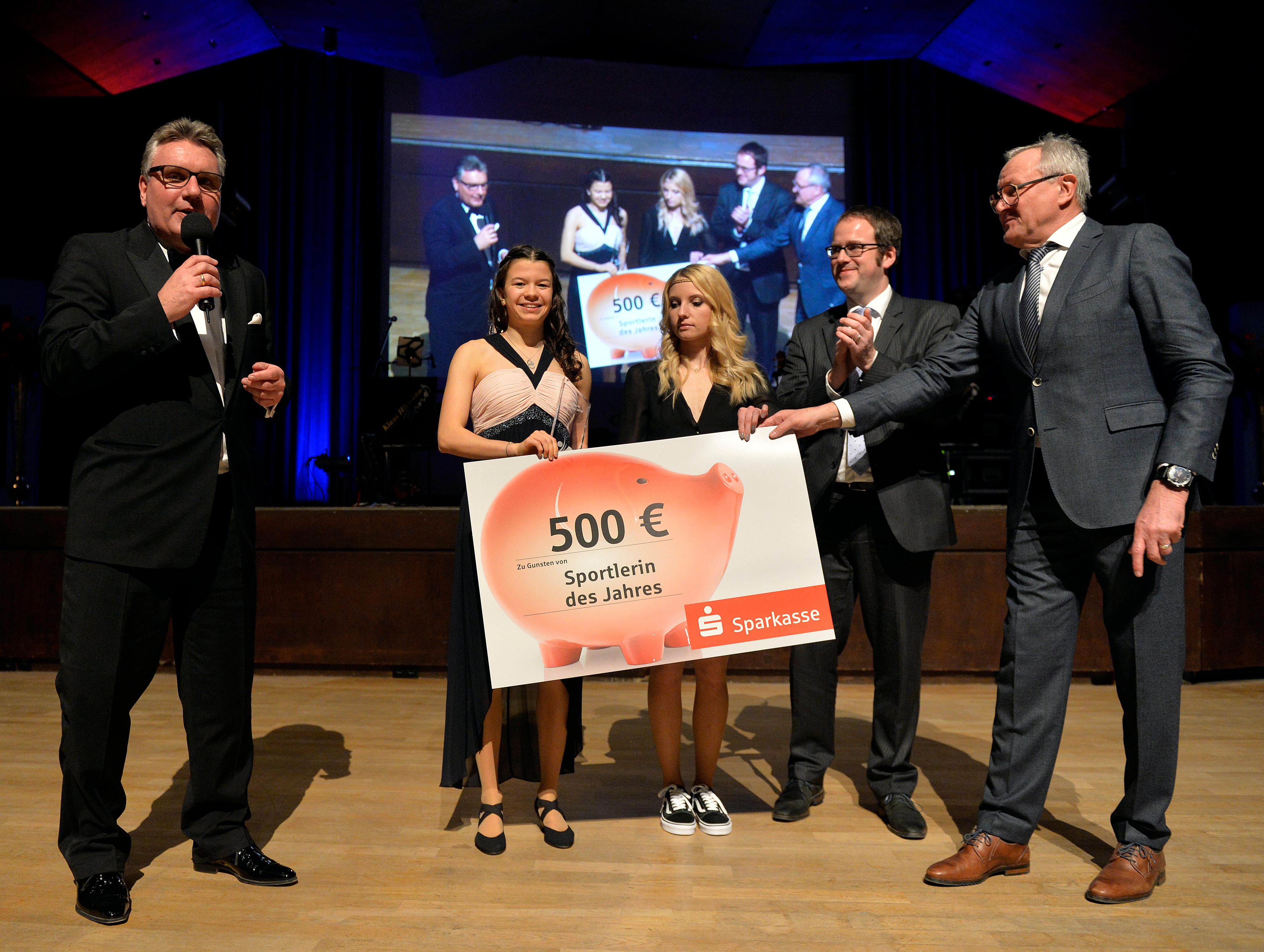 Kilometer rüber jetten konnte sie natürlich nicht. Auch Tanja Neubert bekam einen Gutschein. Nadja Pries, die Sportlerin des Jahres 2017, lediglich Anerkennung. Und die Hoffnung: Wenn ihre Knieverletzung, wie aktuell, weiter gut heilt, kann sie bald wieder Rennen fahren. Und an Bällen wieder High Heels tragen.